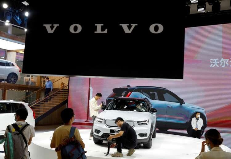 Volvo Cars logo on a dealership, reflecting flat retail sales outlook - Global Banking & Finance Review