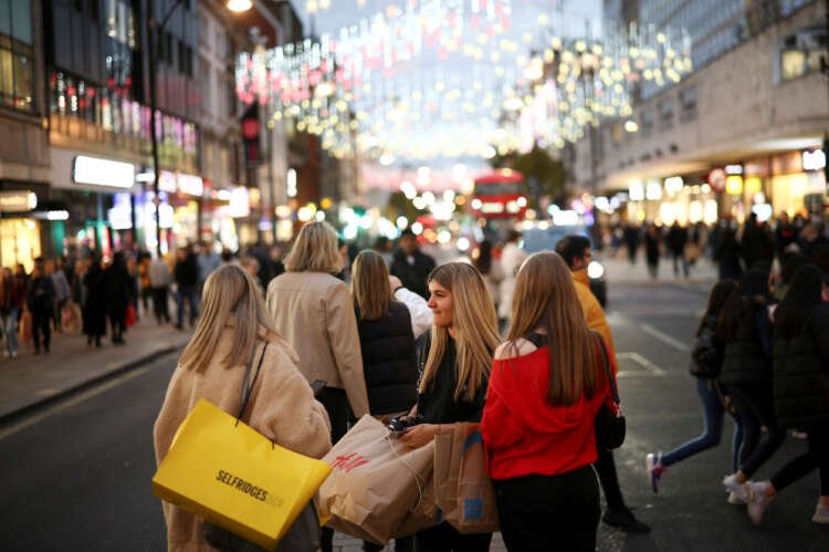 Shoppers on Oxford Street during Christmas season, reflecting Britons' spending cuts - Global Banking & Finance Review