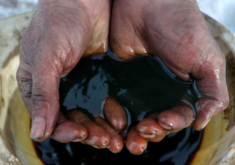 Image for Oil set for slow recovery as vaccines rolled out – Reuters poll