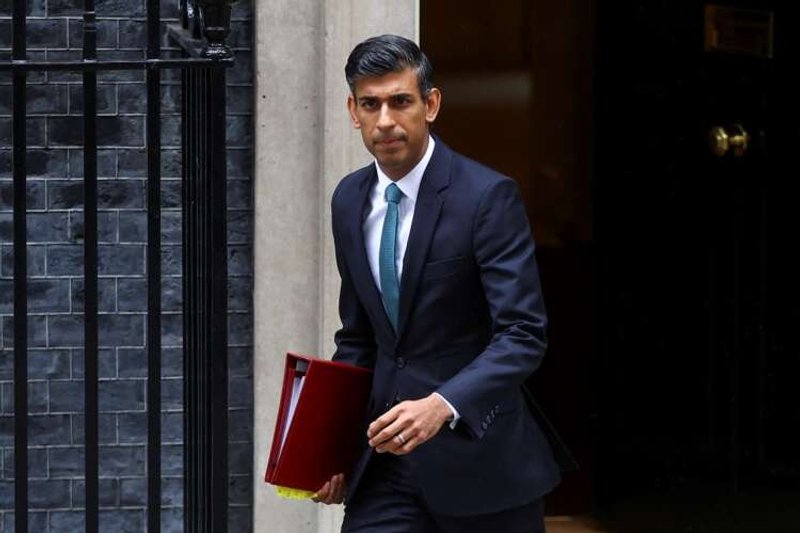 Image for British PM Sunak discussed Channel migration with France’s Macron, Downing Street says