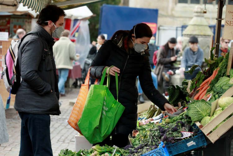 Image for Warm weather boosts Britain’s shopper numbers
