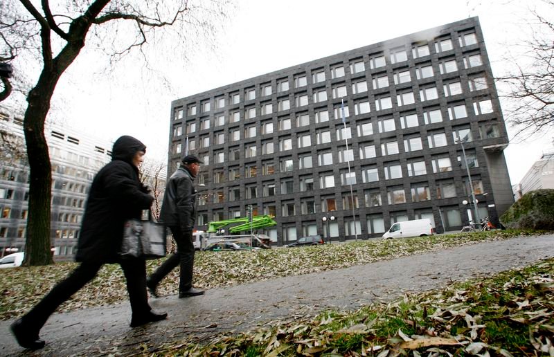 Image for Swedish central bank cuts policy rate to support weak economy