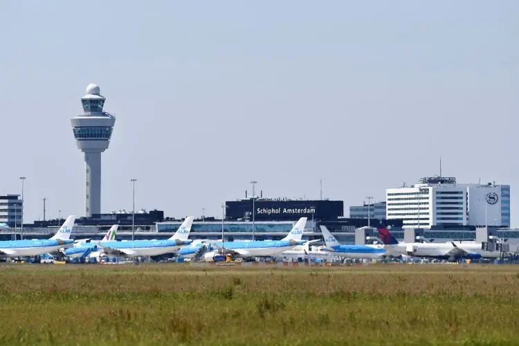 Image for Schiphol airport cancels hundreds of flights due to storm Darragh
