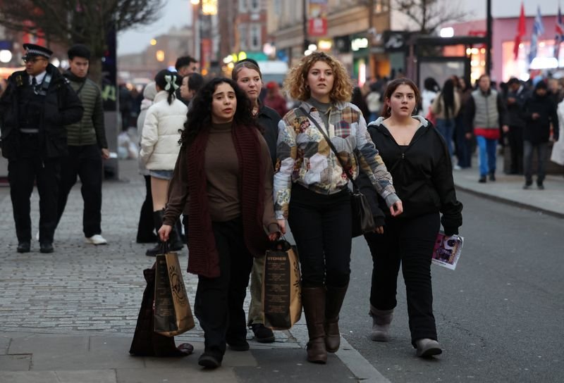 Britons celebrating positive consumer sentiment after Bank of England rate cut - Global Banking & Finance Review