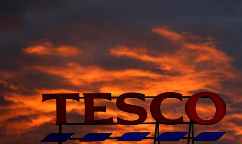 Image for As recession bites, Tesco offers UK staff pay advance