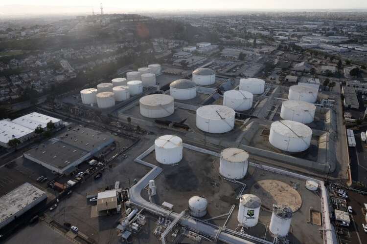Image for Oil dips on Russia-Ukraine talks, U.S. inventory data
