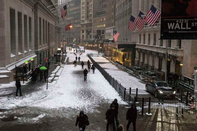 Commuters navigate through a snowstorm in Lower Manhattan amidst recession concerns - Global Banking & Finance Review