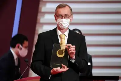 Image for Nobel medicine prize goes to explorer of ancient DNA