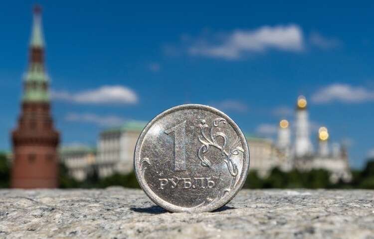 A Russian one rouble coin in front of the Kremlin, symbolizing currency trading - Global Banking & Finance Review