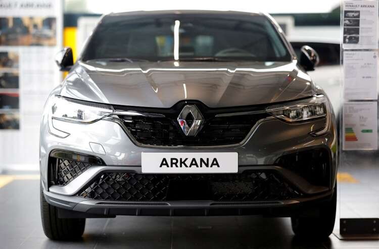Renault Arkana SUV at a dealership, highlighting color options amid supply chain issues - Global Banking & Finance Review