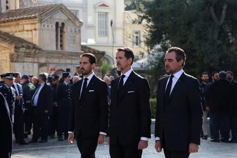 Image for Greece’s former royal family regains citizenship, surname De Gréce