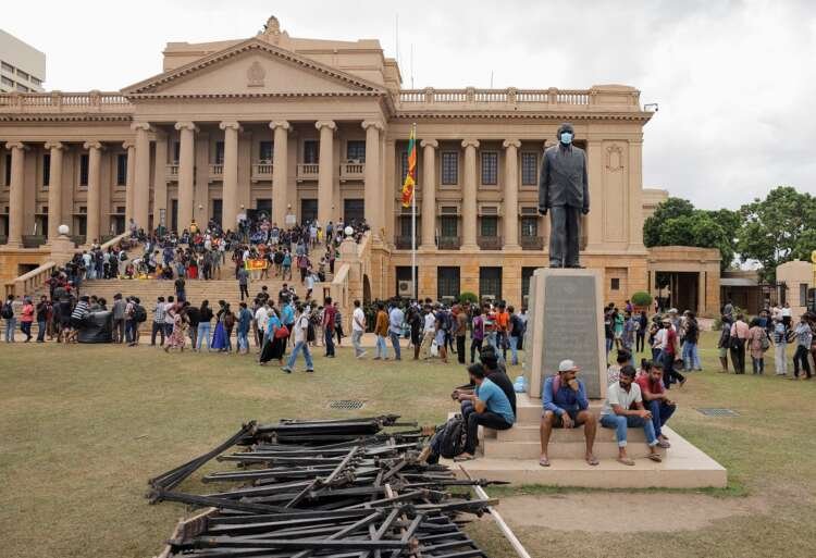 Protesters storm the Presidential Secretariat in Colombo amid Sri Lanka's political crisis - Global Banking & Finance Review