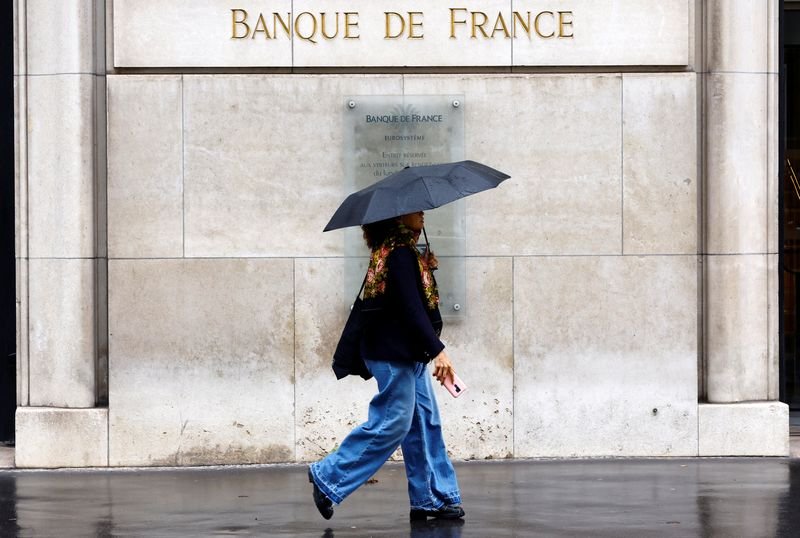 French central bank headquarters with economic growth indicators - Global Banking & Finance Review