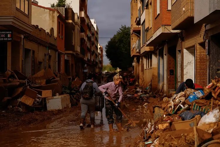 Spanish troops deployed to flood-affected area assisting in rescue efforts - Global Banking & Finance Review