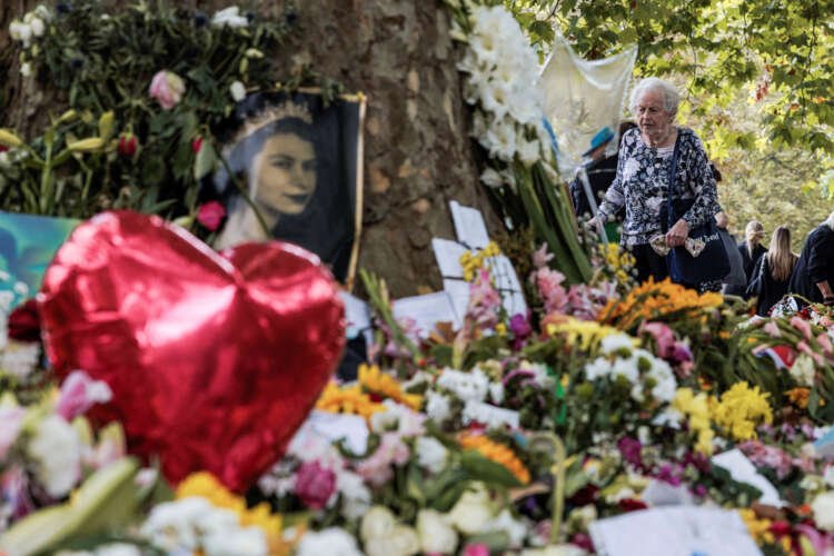 Crowds lining up to pay respects to Queen Elizabeth - Global Banking & Finance Review