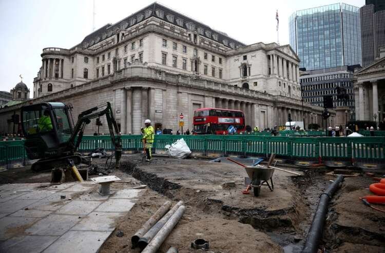 Construction workers outside the Bank of England amid interest rate hike discussions - Global Banking & Finance Review