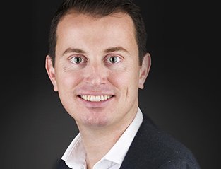 Person using Apple Pay at a café, highlighting mobile payment trends in hospitality - Global Banking & Finance Review