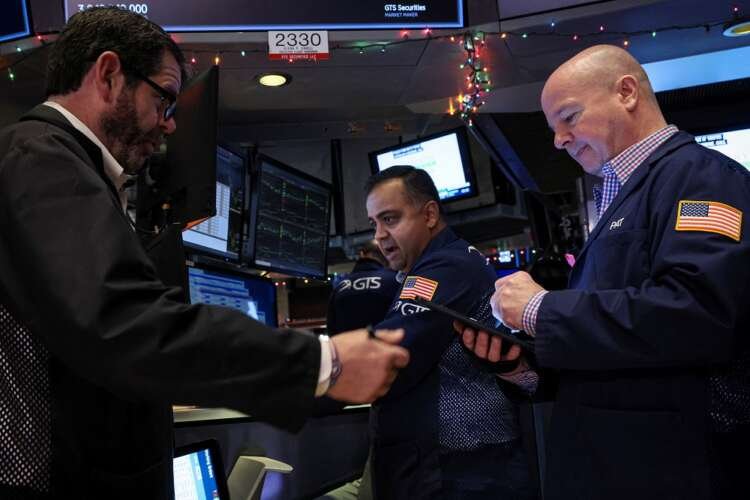 Traders on the NYSE react to falling stocks and rising Treasury yields - Global Banking & Finance Review