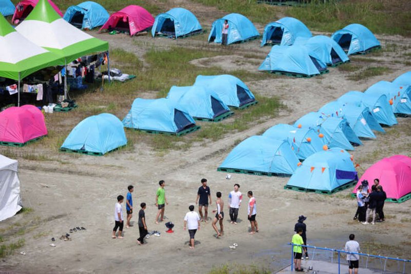 Image for After heatwave, looming typhoon forces scouts to evacuate South Korea campsite
