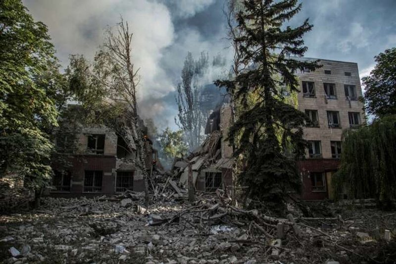 Image for Ukraine loses key town as Russia claims it surrounds troops