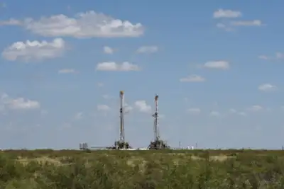 Image for U.S. oil industry lobby weighs support of carbon pricing – source