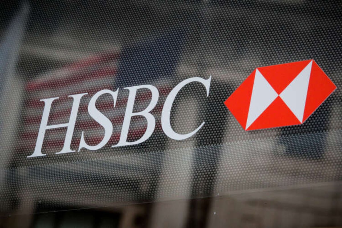HSBC logo at a branch bank, highlighting the bank's stance on spin-off resolutions - Global Banking & Finance Review