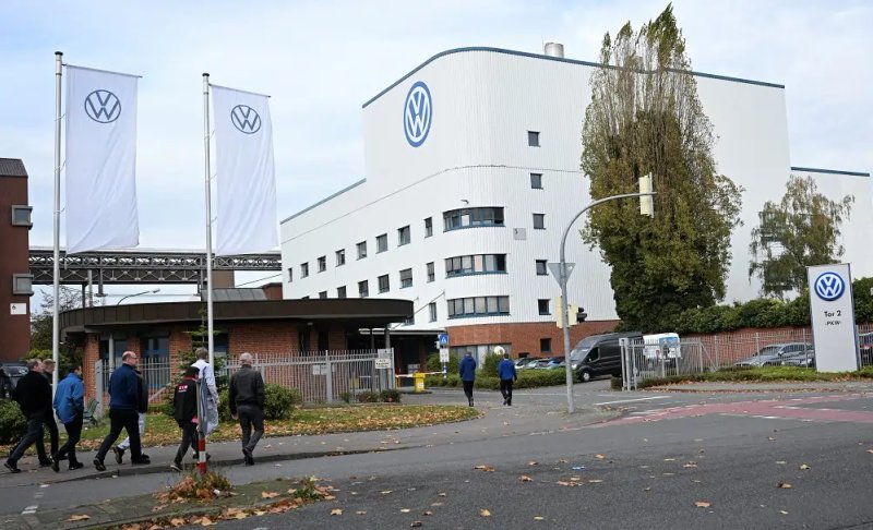 Image for Volkswagen eyes pay cuts to achieve majority of savings, reports Handelsblatt