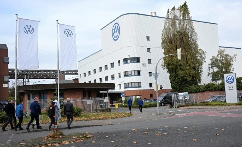Image for Volkswagen eyes pay cuts to achieve majority of savings, reports Handelsblatt