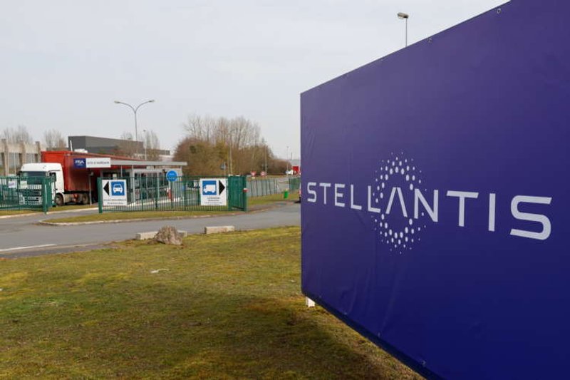 Image for Higher prices help Stellantis weather worsening chip shortage