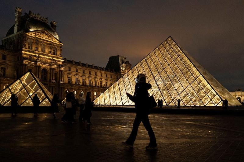 Image for France's Macron announces renovation to expand capacity of Louvre museum
