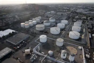 Image for Oil prices dip on mixed supply and demand outlook