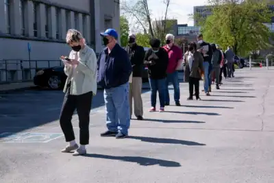 Image for U.S. weekly jobless claims fall below 400,000; private payrolls rise solidly