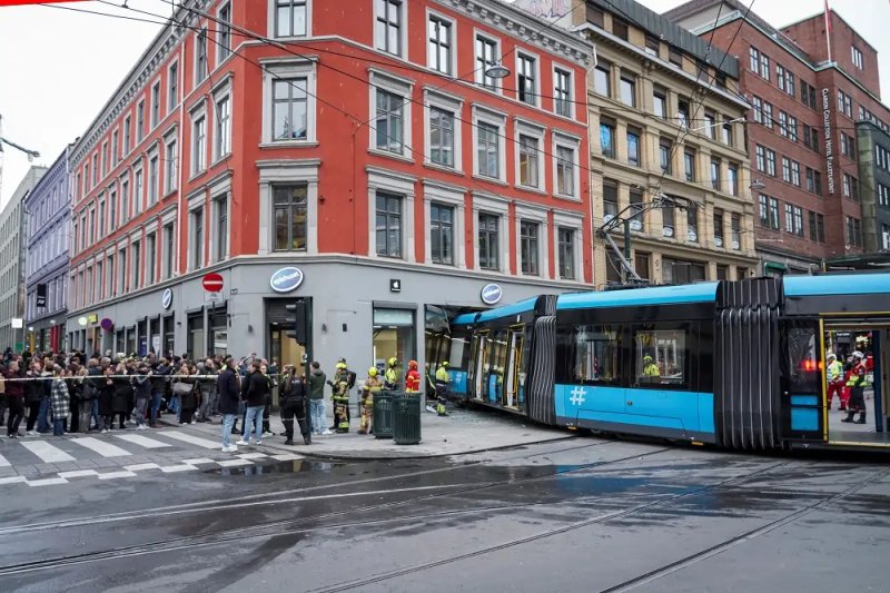 Image for Tram derails and crashes into shop in Oslo injuring four