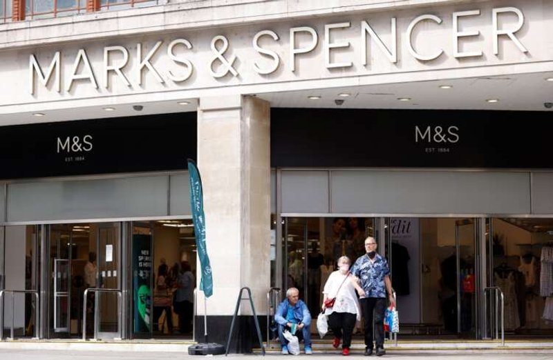 Image for Christmas shopping begins early as Britons face cash crunch