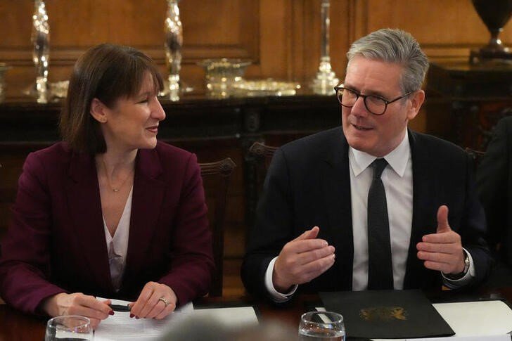 UK Prime Minister Keir Starmer supporting finance minister Rachel Reeves amidst fiscal challenges - Global Banking & Finance Review