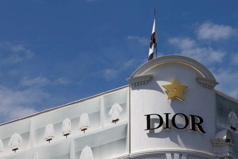 Image for American tourists splurge in Paris boutiques as euro slides