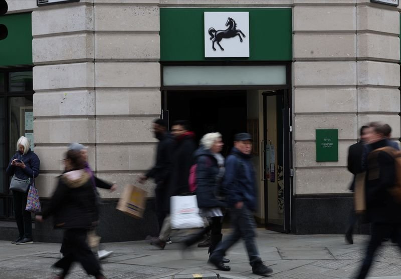 Image for Lloyds to shut 136 branches in UK amid digital banking shift