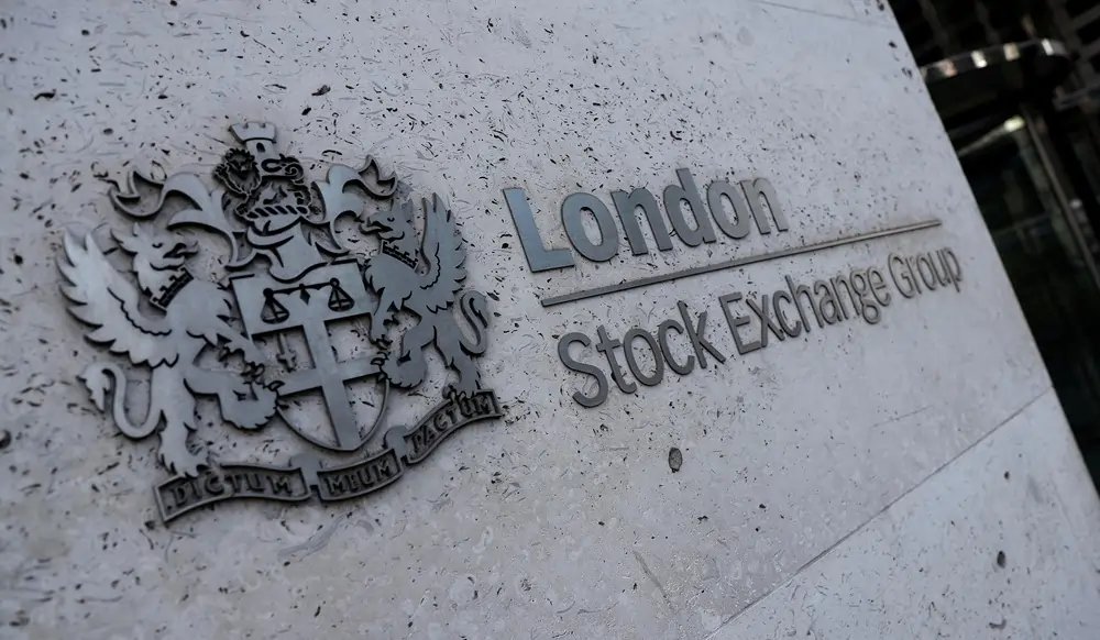 FTSE 100 index reaching record high while the pound slips - Global Banking & Finance Review
