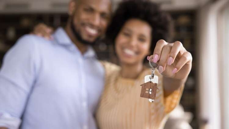 Close-up of keys held by a first-time homebuyer couple - Global Banking & Finance Review