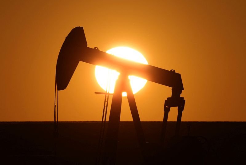 Oil prices stabilizing amidst delayed tariffs and potential Ukraine peace deal - Global Banking & Finance Review