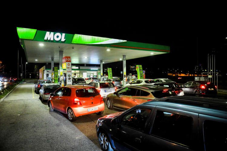 Long queues at Hungarian gas stations amid fuel shortages and price cap removal - Global Banking & Finance Review