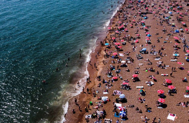 Beachgoers enjoy a sunny day in Brighton amidst rising food prices - Global Banking & Finance Review