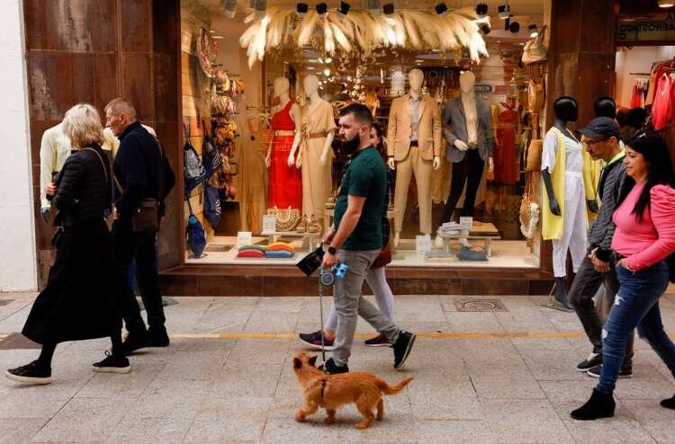 Shoppers pass by a clothing store amid rising inflation concerns in Spain - Global Banking & Finance Review