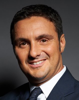 Bruno Nardelli presenting award for best thesis on jewelry and watch consumer needs - Global Banking & Finance Review