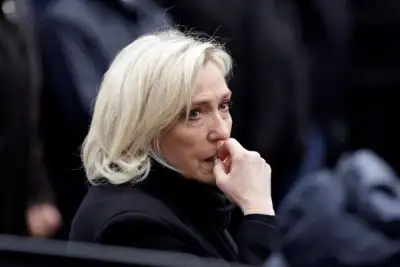 Image for France's Le Pen condemns death threats against those trying her