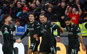 Liverpool players celebrating a late goal in the Premier League match - Global Banking & Finance Review