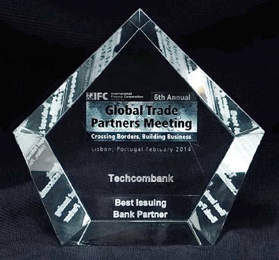 Techcombank receiving the 2013 Best Issuing Bank Partner award at the IFC event - Global Banking & Finance Review