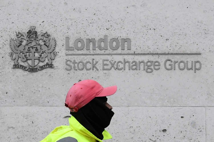 Image for Energy, bank stocks drive FTSE 100 higher