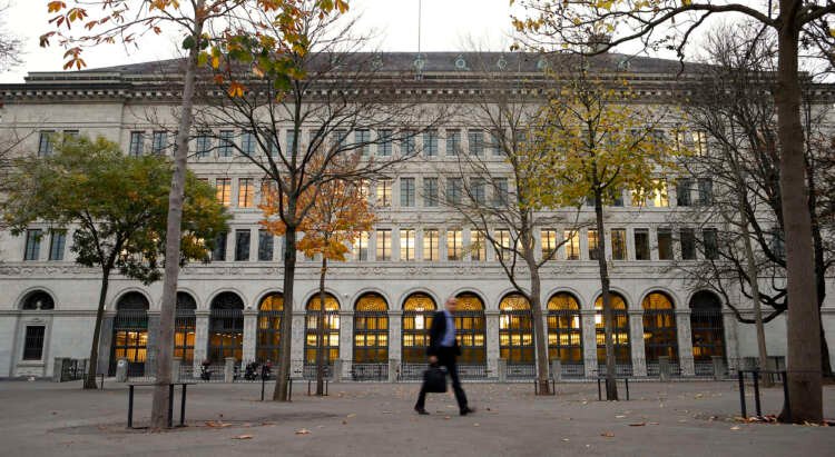 Exterior view of the Swiss National Bank building in Zurich - Global Banking & Finance Review