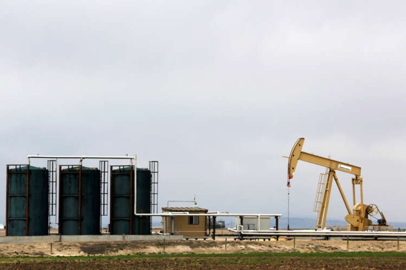 Image for Oil dips as U.S. storm-hit supply makes slow return